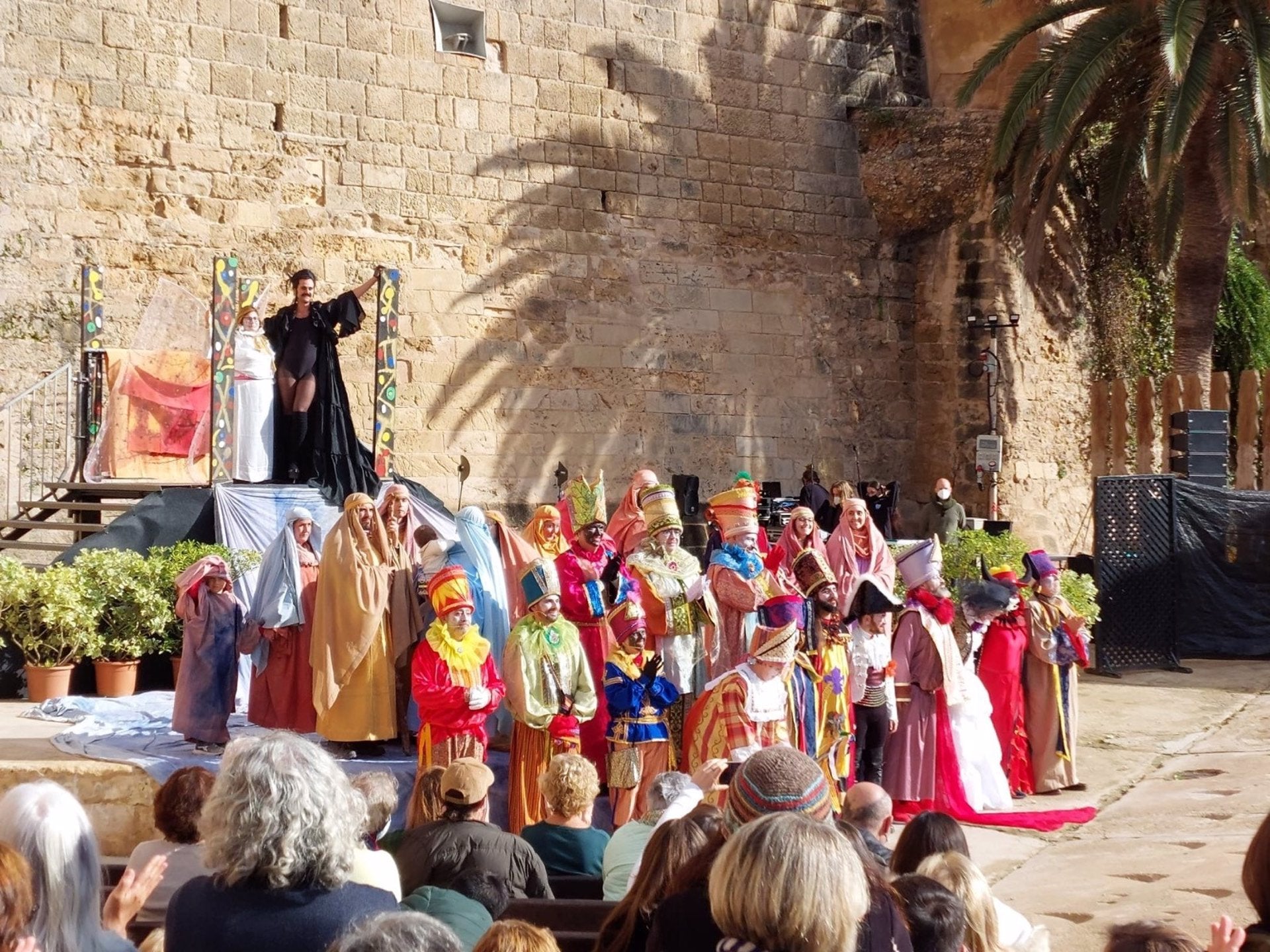 Y tras la cabalgata de Reyes que reunió a unas 25.000 personas, l'Adoració dels Reis para terminar las fiestas Y tras la cabalgata de Reyes que reunió a unas 25.000 personas, l'Adoració dels Reis para terminar las fiestas