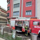 Intervención de los bomberos en el derrumbe de parte de un colegio en Gijón