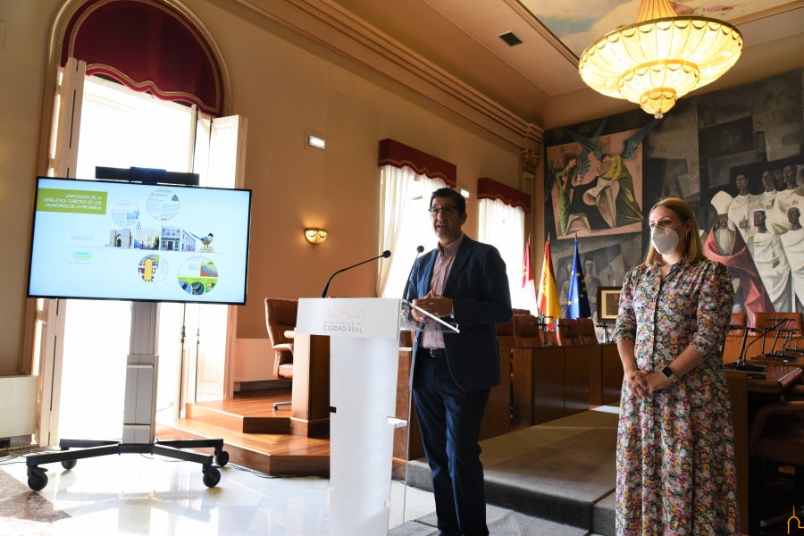 92 municipios de Ciudad Real se suman al objetivo de la Diputación de dotarles de una señalética turística unificada 92 municipios de Ciudad Real se suman al objetivo de la Diputación de dotarles de una señalética turística unificada