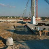 Losa de transición durante las obras de construcción del puente del Bimilenario de Elche.