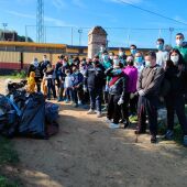 Jóvenes del barrio Naranjo recogen residuos en La Palomera