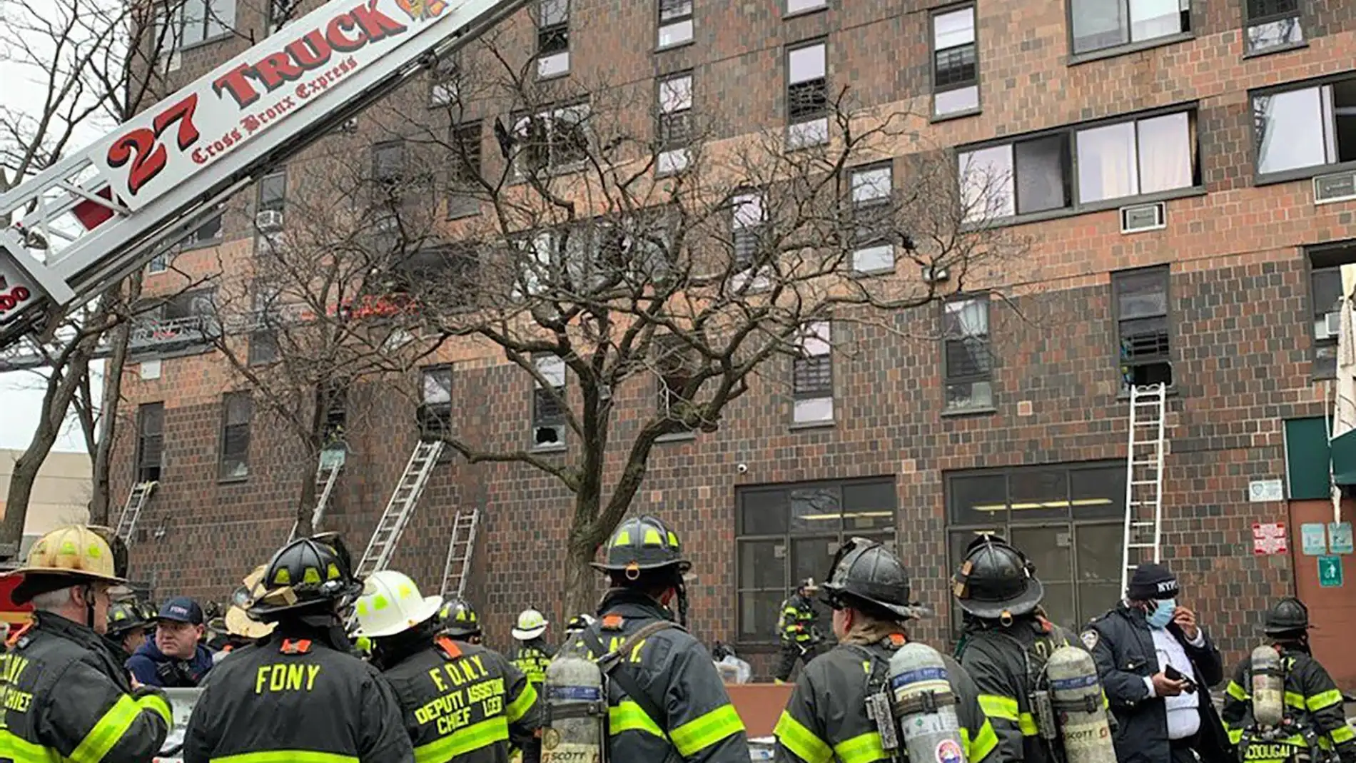 Un incendio en el Bronx deja al menos 19 muertos, entre ellos nueve niños 