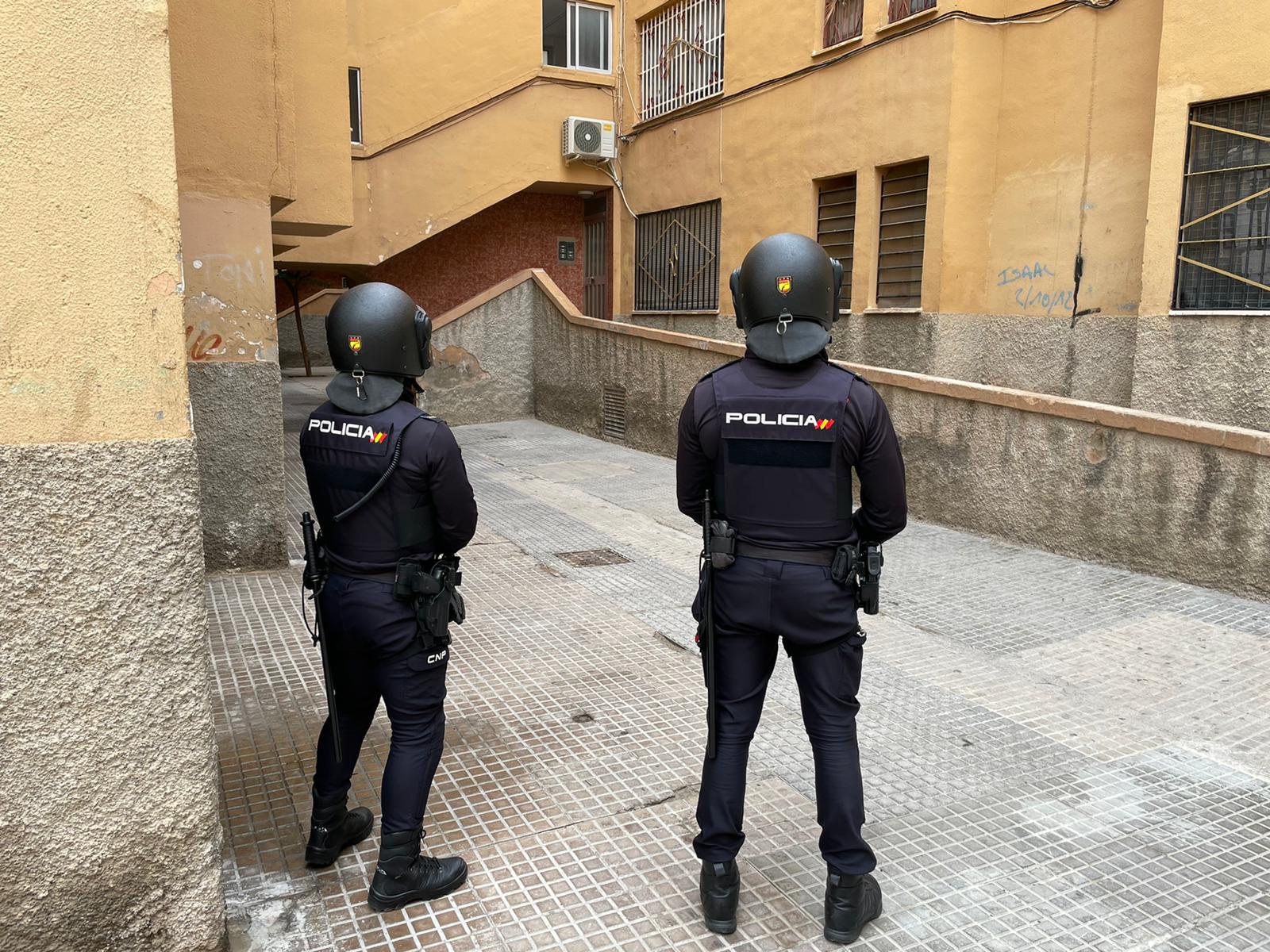 La Policía Nacional desmantela un narcopiso en el barrio Los Palmerales de Elche que registraba un constante trasiego de consumidores La Policía Nacional desmantela un narcopiso en el barrio Los Palmerales de Elche que registraba un constante trasiego de consumidores