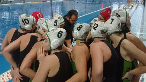 Jugadoras y técnico del Club Waterpolo Elche en un partido disputado en la piscina del pabellón Esperanza Lag. WATERPOLO