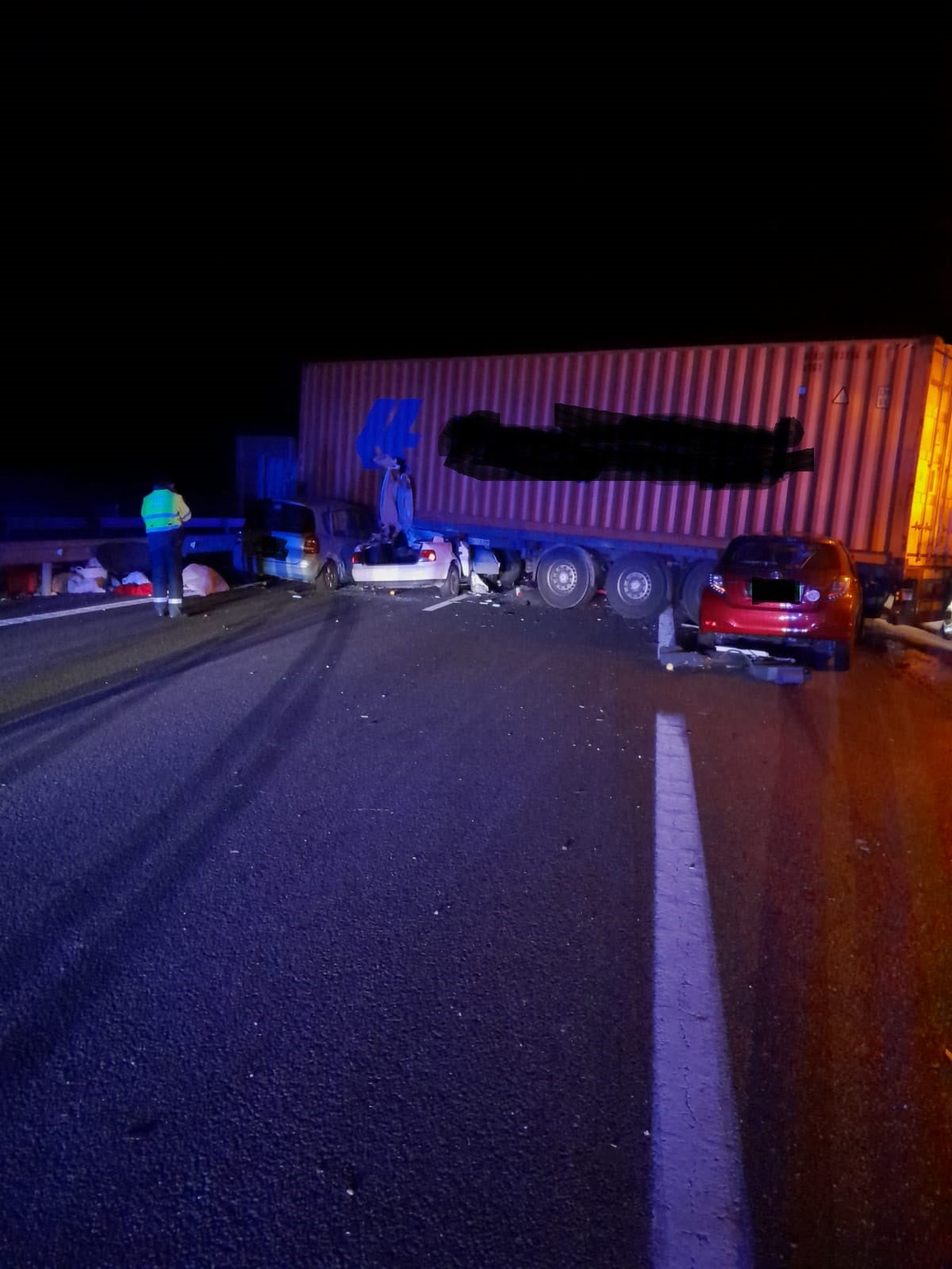 Un fallecido y tres heridos en una colisión múltiple en la autovía A-3 Un fallecido y tres heridos en una colisión múltiple en la autovía A-3