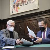 El alcalde de València, Joan Ribó (izquierda), y el rector de la UPV, José Esteban Capilla (derecha), firman la declaración de intenciones
