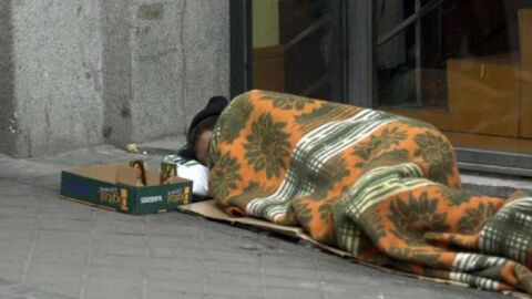 Un transeúnte duerme en la calle Un transeúnte duerme en la calle