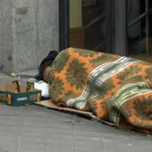 Un transeúnte duerme en la calle
