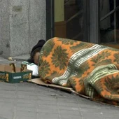 Un transeúnte duerme en la calle Un transeúnte duerme en la calle