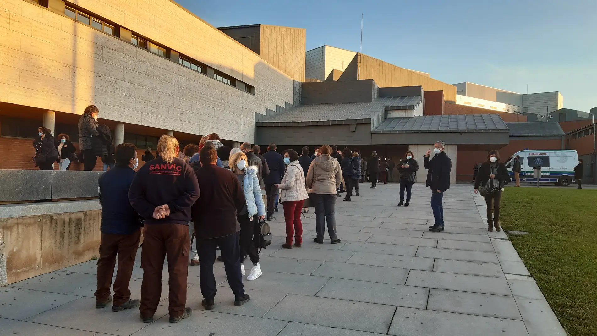 Ciudadanos acuden al Hospital de Ciudad Real para vacunarse frente a la covid