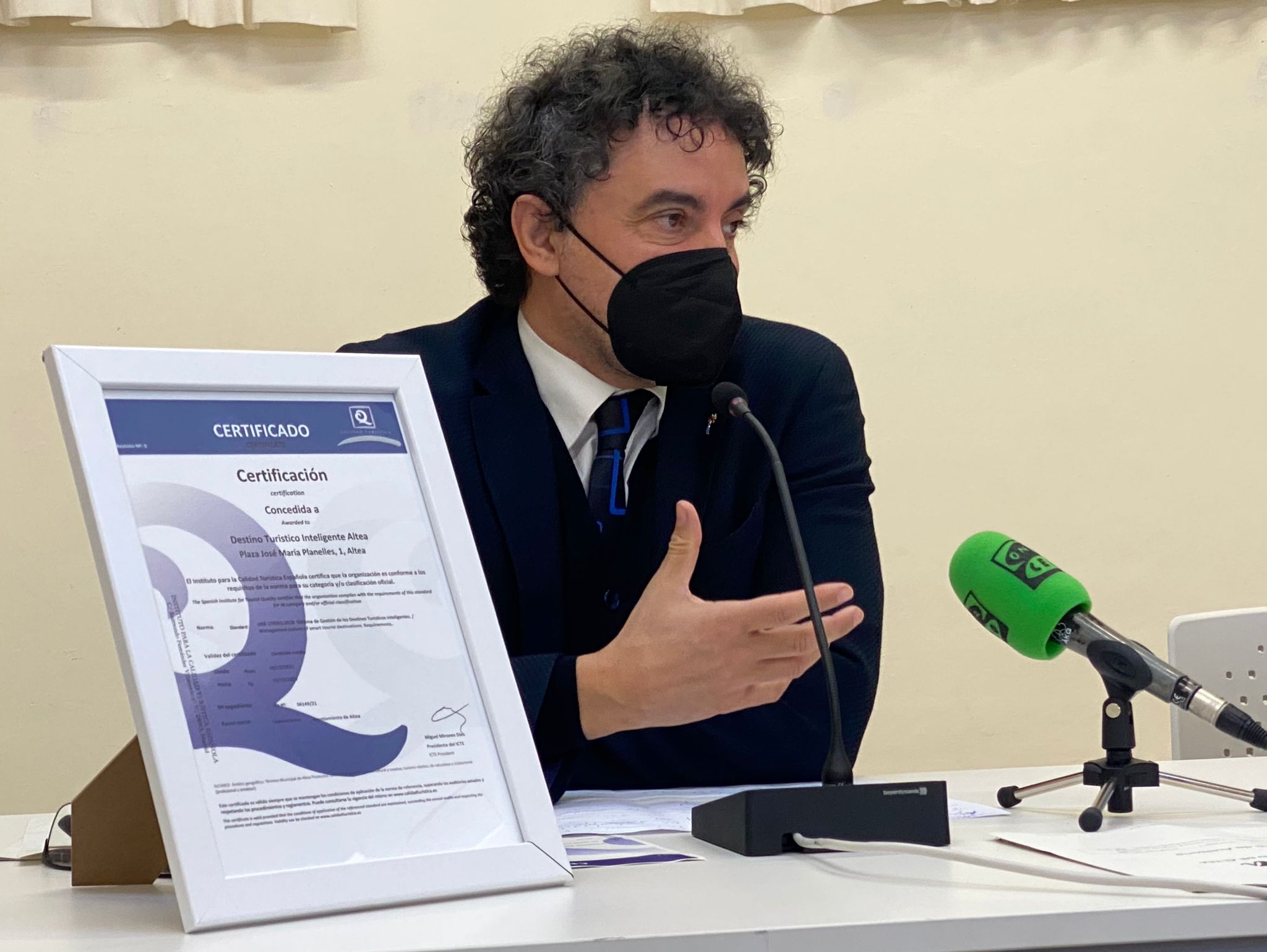 Altea recibe el Certificado DTI de manos del Secretario de Turismo, Francesc Colomer Altea recibe el Certificado DTI de manos del Secretario de Turismo, Francesc Colomer