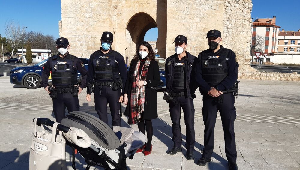 Los agentes de la Policía Nacional junto a la madre y su bebé