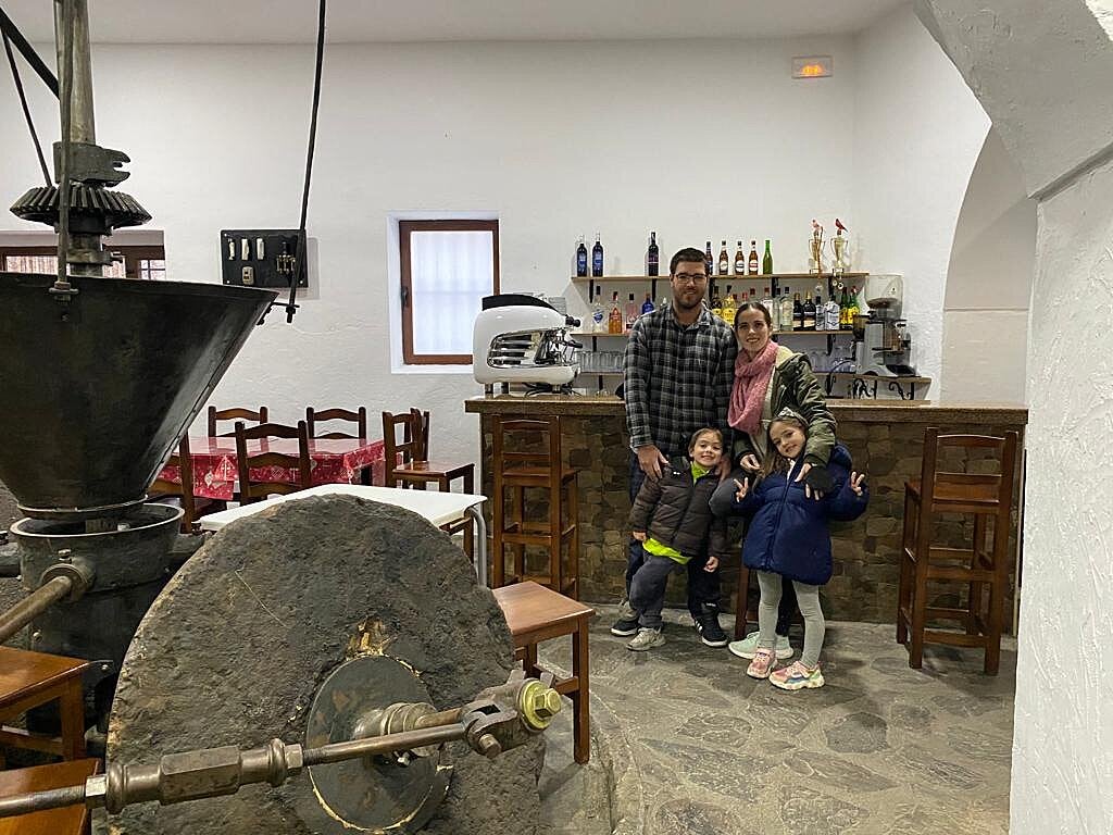 “Lo dejamos todo” para regentar el Bar Museo de Laroya “Lo dejamos todo” para regentar el Bar Museo de Laroya