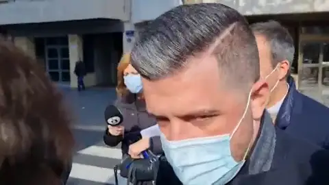 Los agentes de Wass tratan de forzar su salida Los agentes de Wass tratan de forzar su salida