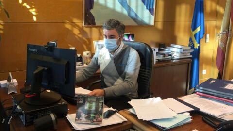 Alejandro Calvo durante la reuni&oacute;n telem&aacute;tica