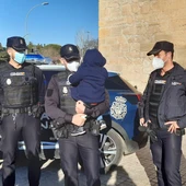 Uno de los policías coge en brazos al bebé bajo la mirada de la madre Uno de los policías coge en brazos al bebé bajo la mirada de la madre