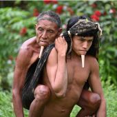 Un joven indígena carga con su padre durante 12 horas cruzando la selva para que se vacune contra la Covid