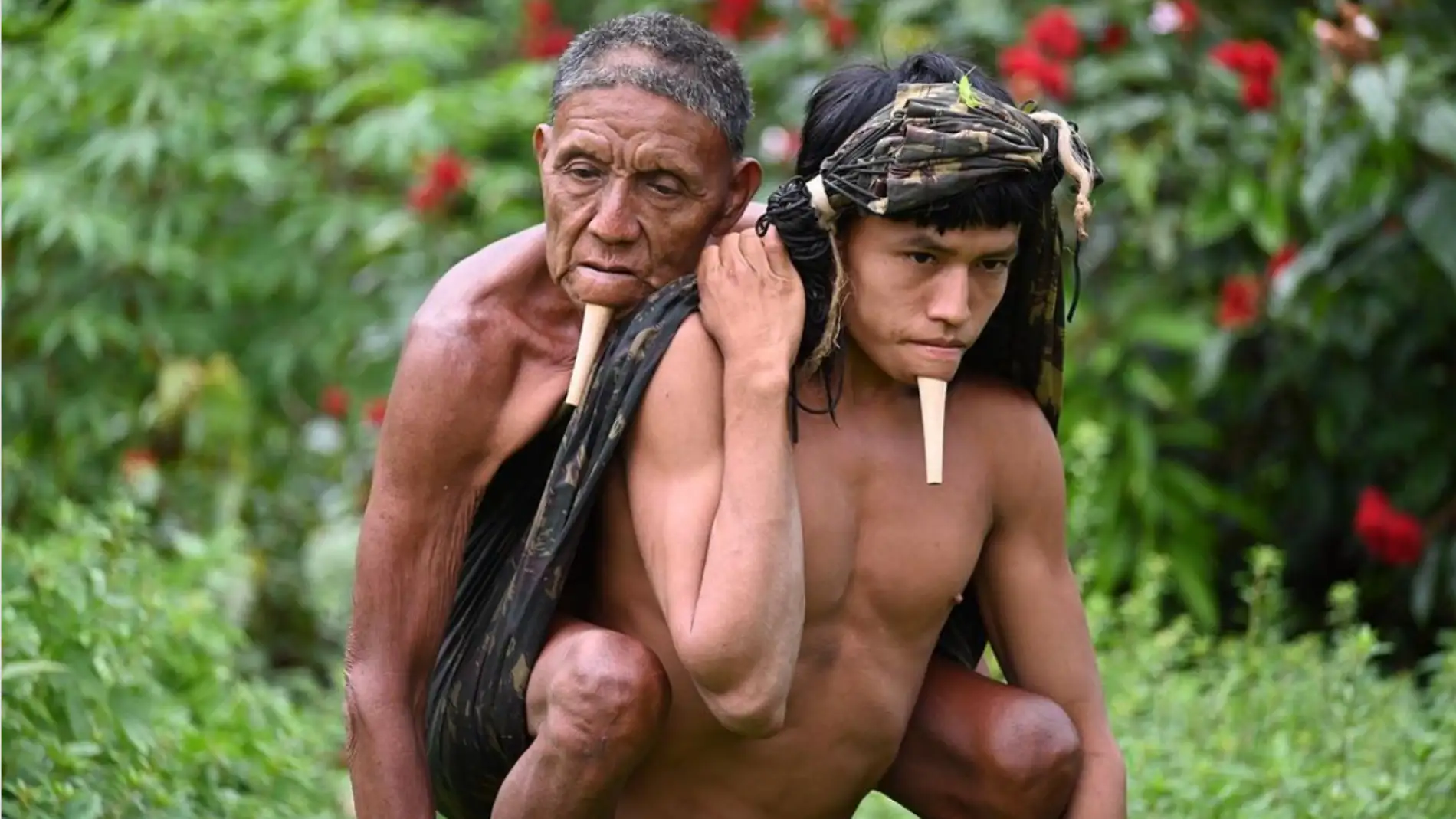 Un joven indígena carga con su padre durante 12 horas cruzando la selva para que se vacune contra la Covid