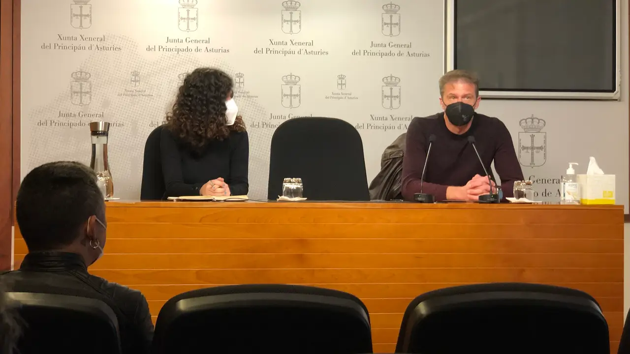 Sofía Castañón, secretaria general de Podemos Asturias, y José Manuel González de la UZ, presidente del comité de empresa de Alcoa, en la Junta General del Principado. Sofía Castañón, secretaria general de Podemos Asturias, y José Manuel González de la UZ, presidente del comité de empresa de Alcoa, en la Junta General del Principado.