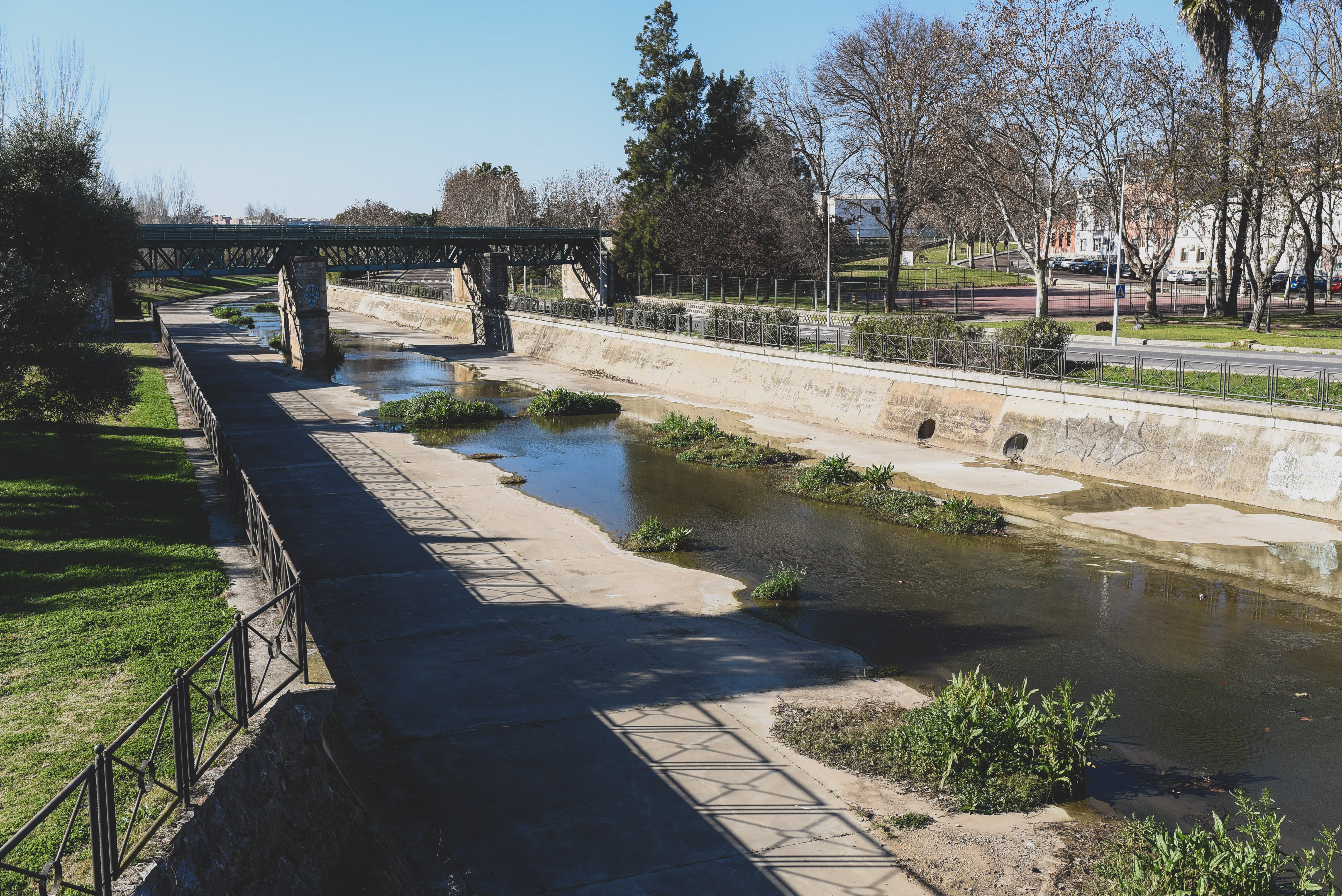 El lunes comienza la limpieza del cauce del río Albarregas El lunes comienza la limpieza del cauce del río Albarregas