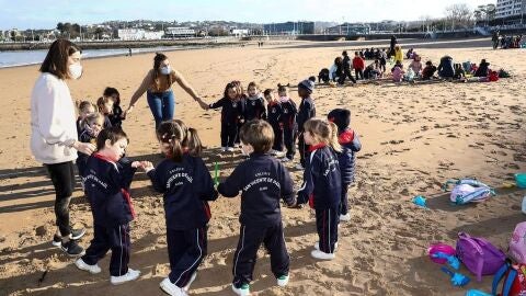 Clase en la calle para los alumnos del Colegio San Vicente de Pa&uacute;l