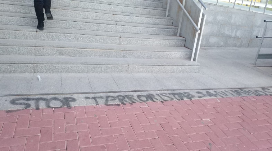Escriben "Stop terroristas sanitarios" a la entrada de un centro de salud en Totana Escriben "Stop terroristas sanitarios" a la entrada de un centro de salud en Totana