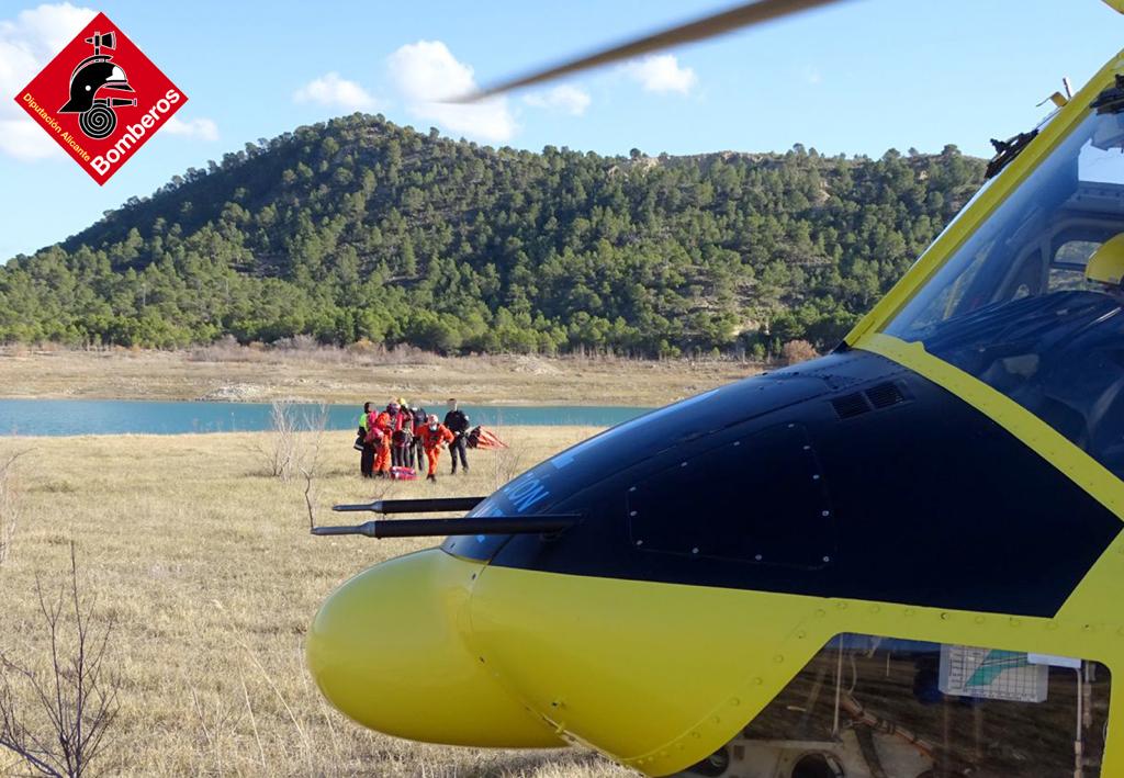 Rescatan a dos integrantes de un helicóptero hundido en el embalse del Amadorio Rescatan a dos integrantes de un helicóptero hundido en el embalse del Amadorio