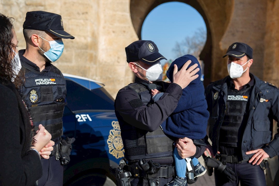 Una familia agradece públicamente a los cuatro policías que salvaron a su bebé de asfixiarse Una familia agradece públicamente a los cuatro policías que salvaron a su bebé de asfixiarse