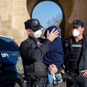 Los agentes de Policía, con el pequeño Mateo en brazos en el acto de agradecimiento en Ciudad Real Los agentes de Policía, con el pequeño Mateo en brazos en el acto de agradecimiento en Ciudad Real