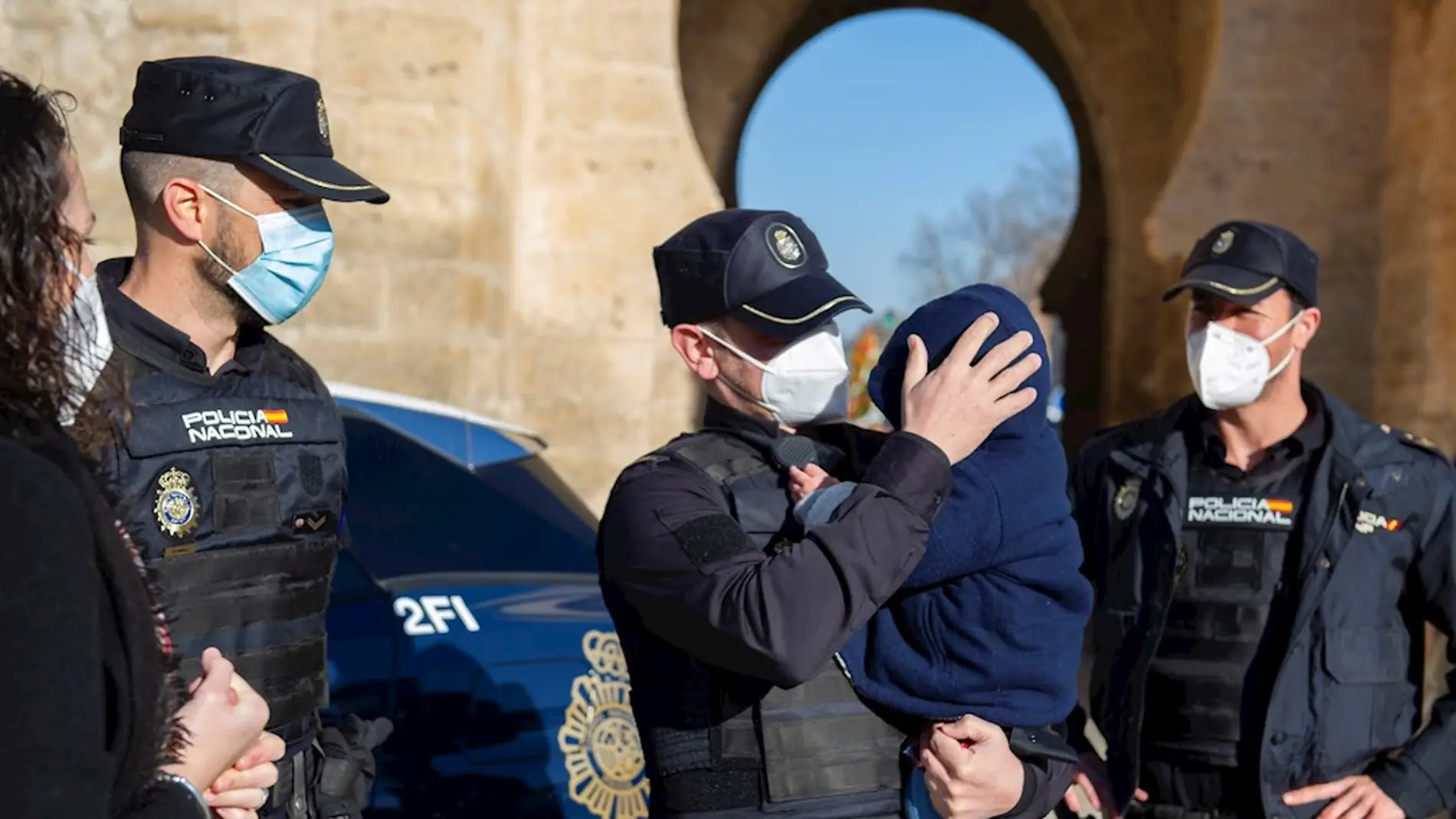 Los agentes de Policía, con el pequeño Mateo en brazos en el acto de agradecimiento en Ciudad Real