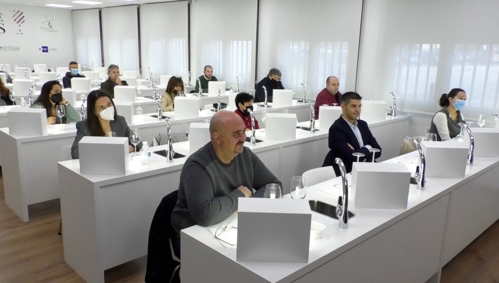 Autoridades y medios de comunicación haciendo la cata