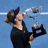 La tenista española Paula Badosa besa el trofeo que le acredita como campeona del torneo internacional de Sidney
