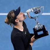 La tenista española Paula Badosa besa el trofeo que le acredita como campeona del torneo internacional de Sidney La tenista española Paula Badosa besa el trofeo que le acredita como campeona del torneo internacional de Sidney