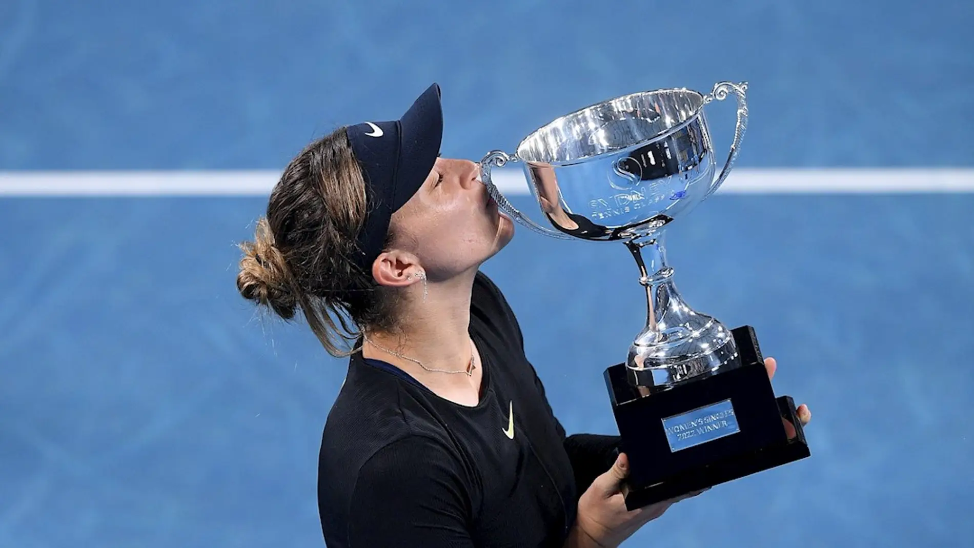 La tenista española Paula Badosa besa el trofeo que le acredita como campeona del torneo internacional de Sidney