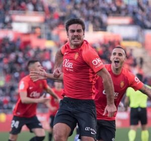 El delantero del Mallorca, Abdón Prats, celebra un tanto de su equipo El delantero del Mallorca, Abdón Prats, celebra un tanto de su equipo