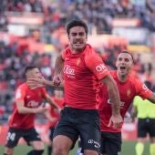 El delantero del Mallorca, Abdón Prats, celebra un tanto de su equipo