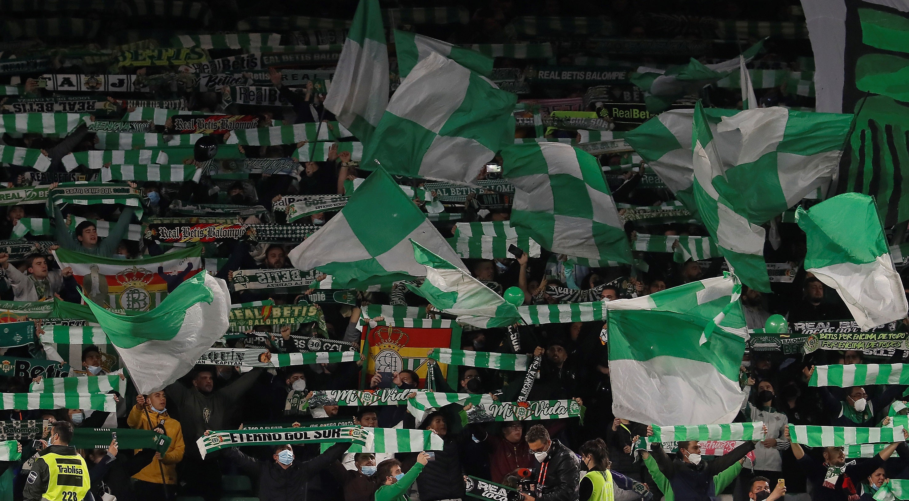 Suspendido el Betis-Sevilla tras caer una barra sobre Joan Jordán lanzada desde la grada Suspendido el Betis-Sevilla tras caer una barra sobre Joan Jordán lanzada desde la grada