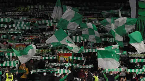 Suspendido el Betis-Sevilla tras caer un objeto sobre Joan Jordán lanzado desde la grada Suspendido el Betis-Sevilla tras caer un objeto sobre Joan Jordán lanzado desde la grada