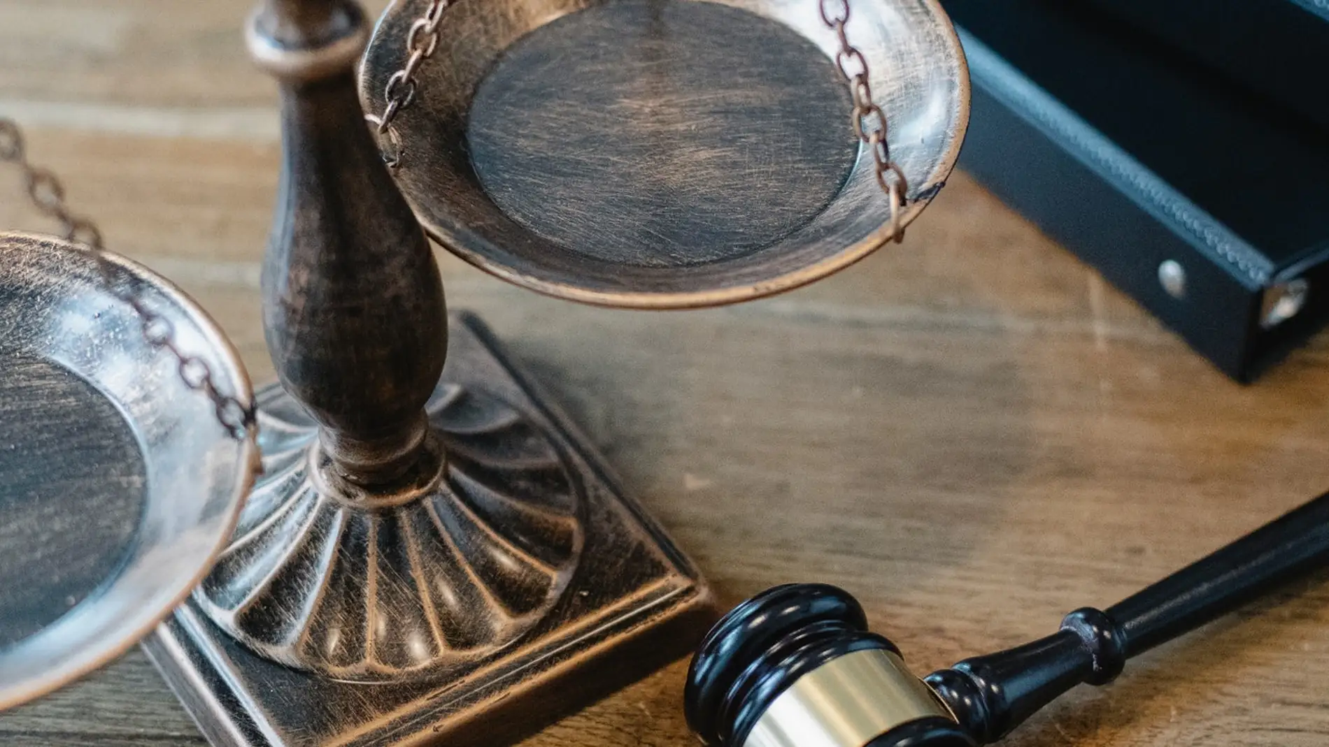 Imagen de archivo de la mesa de un juez Imagen de archivo de la mesa de un juez