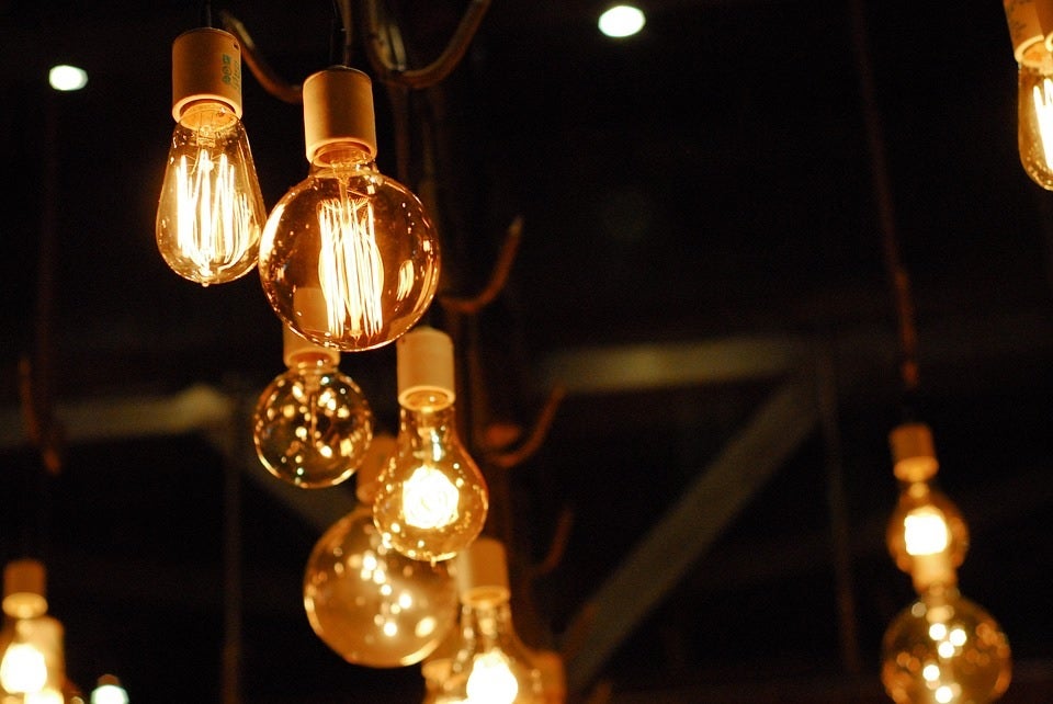 El precio de la luz baja este viernes un 4% y se sitúa por dejo de los 200 euros el megavatio El precio de la luz baja este viernes un 4% y se sitúa por dejo de los 200 euros el megavatio