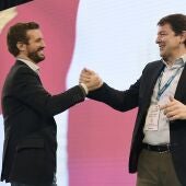 Pablo Casado y Alfonso Fernández Mañueco se dan la mano en el Congreso del PP en Castilla y León
