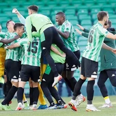 Los jugadores del Betis celebran la victoria ante el Sevilla en un derbi que se jugó a puerta cerrada Los jugadores del Betis celebran la victoria ante el Sevilla en un derbi que se jugó a puerta cerrada
