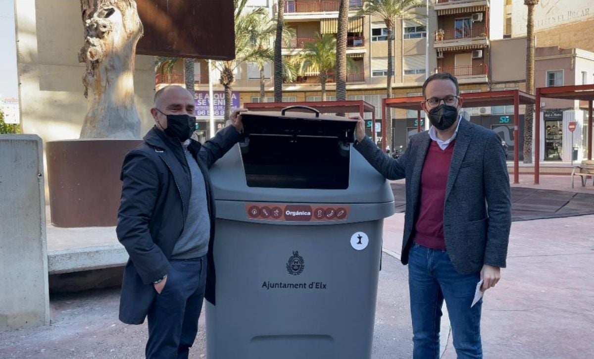 "Los vecinos del Pla-Sector 5º han entendido la importancia de usar el nuevo contenedor marrón para la basura orgánica" "Los vecinos del Pla-Sector 5º han entendido la importancia de usar el nuevo contenedor marrón para la basura orgánica"