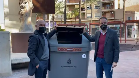 Héctor Díez y el gerente de la empresa UTE Elche. Héctor Díez y el gerente de la empresa UTE Elche.