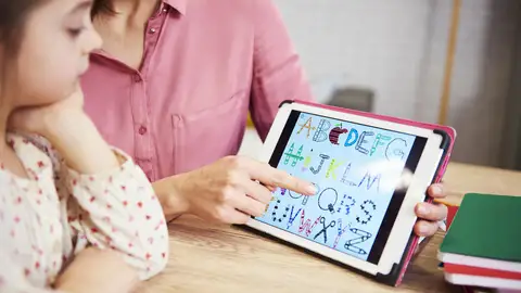 madre e hija miran una tablet madre e hija miran una tablet