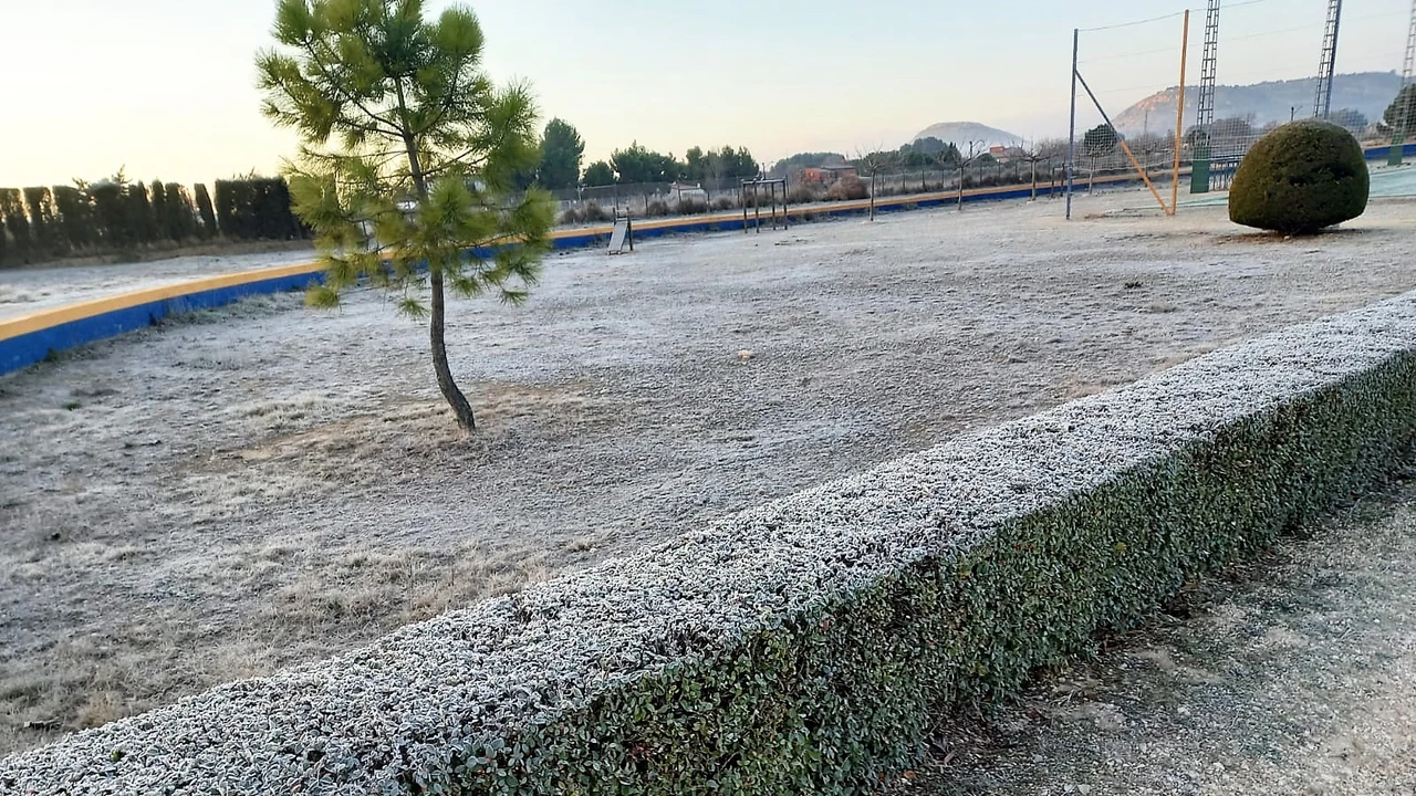 Hielo en Villena tras una nueva madrugada con el termómetro bajo cero.