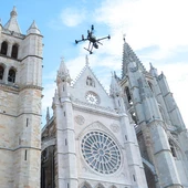 Tecnosylva inicia los vuelos con dron para preparar una reconstrucción en 3D de la Catedral de León Tecnosylva inicia los vuelos con dron para preparar una reconstrucción en 3D de la Catedral de León