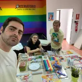 Tomillero (i) con miembros de su asociación, preparando material educativo en su sede Tomillero (i) con miembros de su asociación, preparando material educativo en su sede