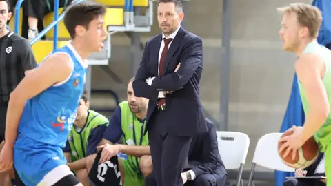 Natxo Lezkano, entrenador del Unicaja Banco Oviedo Natxo Lezkano, entrenador del Unicaja Banco Oviedo