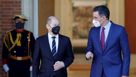 El canciller alem&aacute;n, Olaf Scholz, junto a Pedro S&aacute;nchez en La Moncloa